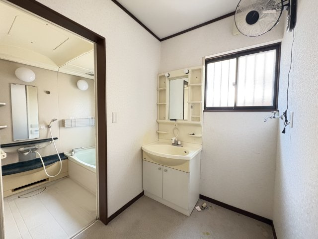 売中古戸建　沼津市下香貫字藤井原の独立洗面台|白を基調とした洗面所は、清潔感があり毎日気持ちよくお使いいただけます。