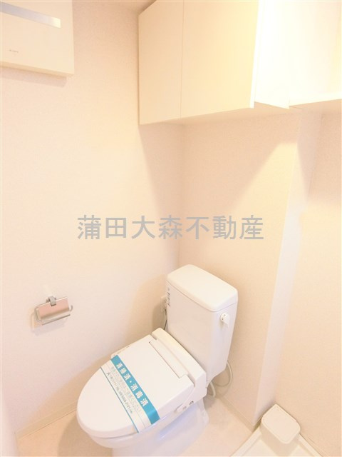 AXAS池上Sta.のトイレ|棚収納と温水洗浄便座付きトイレ　
