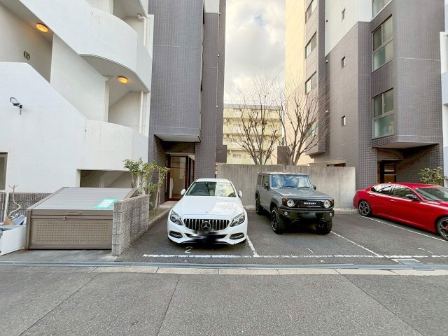 GramercyJuso-higashi3rdの駐車場