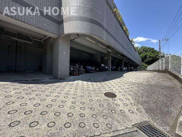 ワコーレロイヤルヒルズ横浜蒔田の駐車場|駐車場の空き状況については、その都度、確認いたしますのでお気軽にお聞きください。