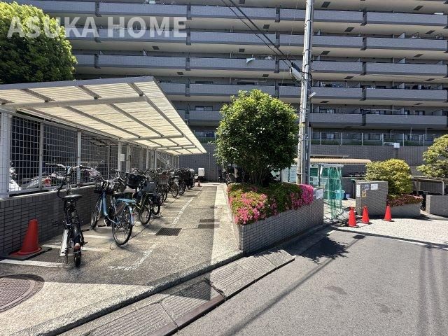 ワコーレロイヤルヒルズ横浜蒔田の駐輪場|大切な自転車を雨から守ってくれる屋根付きの駐輪スペースです。
