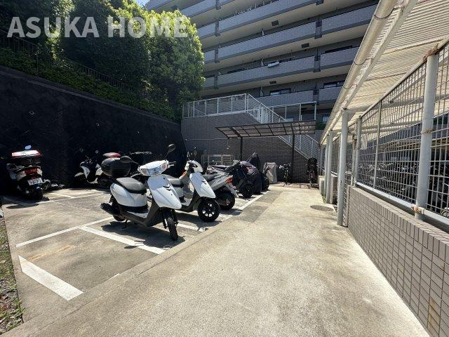 ワコーレロイヤルヒルズ横浜蒔田の駐車場|バイク置き場の空き状況については、その都度、確認いたしますのでお気軽にお聞きください。