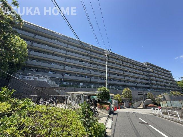 ワコーレロイヤルヒルズ横浜蒔田の外観|161戸の大規模マンションなので管理体型も良好！24時間常駐のコンシェルジュやプールなど共有施設◎