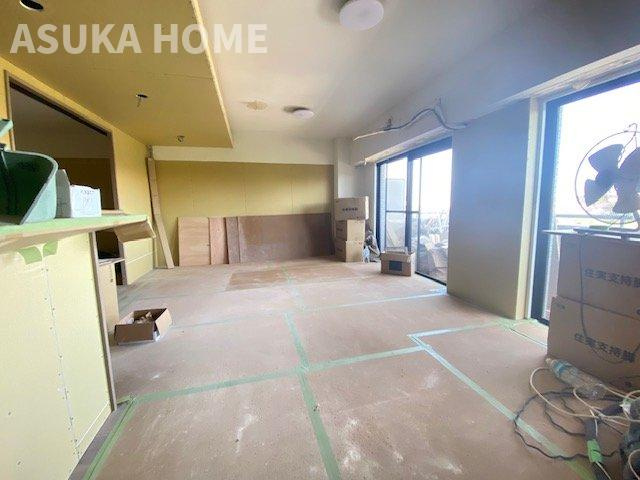 ワコーレロイヤルヒルズ横浜蒔田の居間・リビング|広いLDKは家具の配置の悩みもなく開放的な空間になっているので、是非ご見学ください。