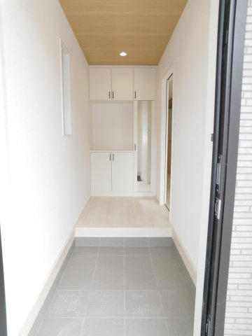 名古屋市港区船頭場１丁目の新築一戸建の玄関|◇玄関収納◇　　家族の履物がしっかり収納できるミラー付きシューズ収納！　