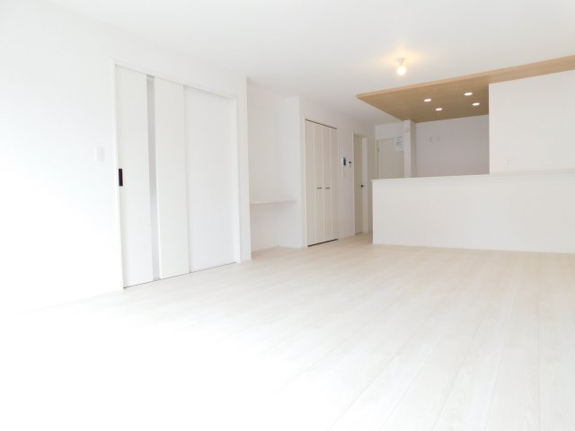 名古屋市港区船頭場１丁目の新築一戸建の居間・リビング|◇リビング◇　　南面で明るいリビング約１９．３７帖　カウンター＋パントリー付き♪