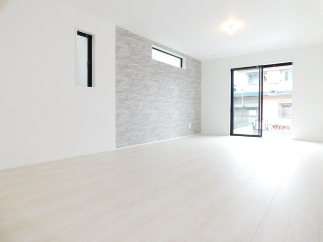 名古屋市港区船頭場１丁目の新築一戸建の居間・リビング|◇リビング◇　　南面で明るいリビング約１９．３７帖　お部屋のコーディネートを一段グレードアップさせるアクセントクロスのリビング♪