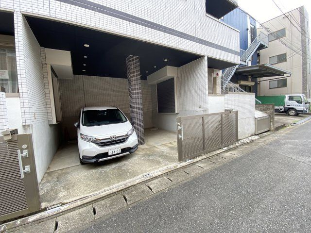 CREW　HOUSE　Higashi　Matsudoの駐車場