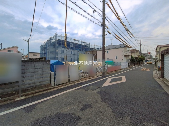 練馬区田柄2丁目 全3棟 1号棟の前面道路含む現地写真|西側約5.0ｍ公道に面する全3棟