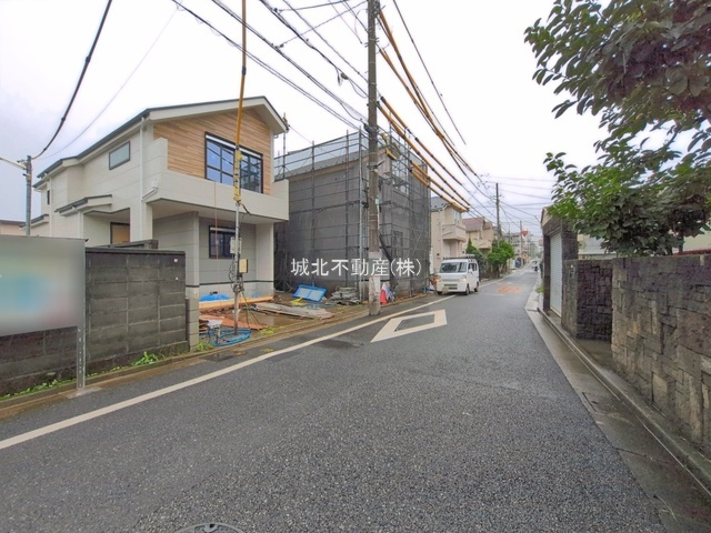 練馬区田柄2丁目 全3棟 1号棟の前面道路含む現地写真|西側約5.0ｍ公道に面する全3棟