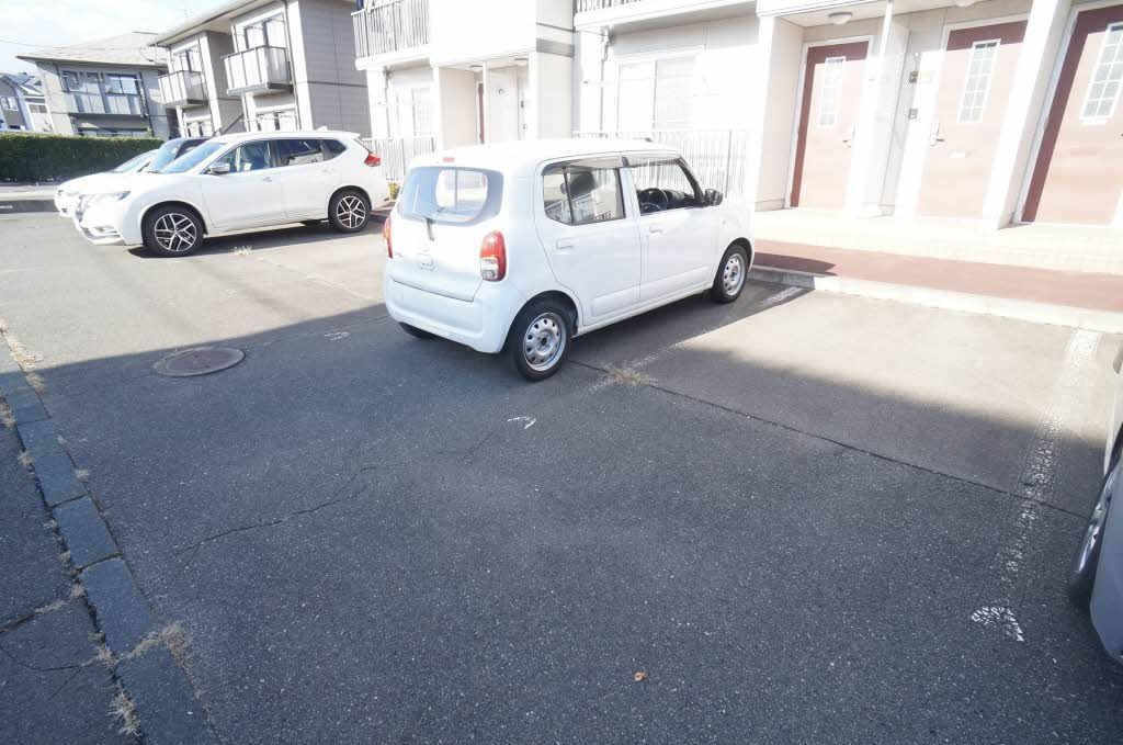 ヴィラージュ室小路の駐車場