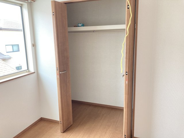 ハートフルタウン前橋市総社町2丁目7番　Ａ号棟の収納|【イメージ画像】洋室1収納です