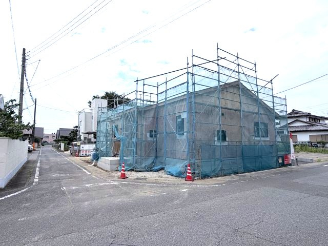 ハートフルタウン前橋市総社町2丁目7番　Ａ号棟の前面道路含む現地写真|前面道路も広々していて車の出し入れもしやすいですよ！
角地なので開放的な立地です☆