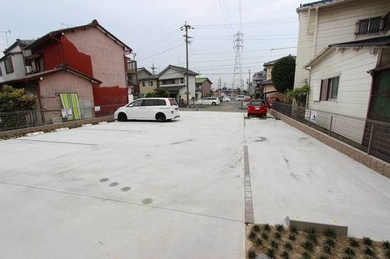 ディアコートKⅡの駐車場|車をお持ちの方に嬉しい駐車場付きの物件です