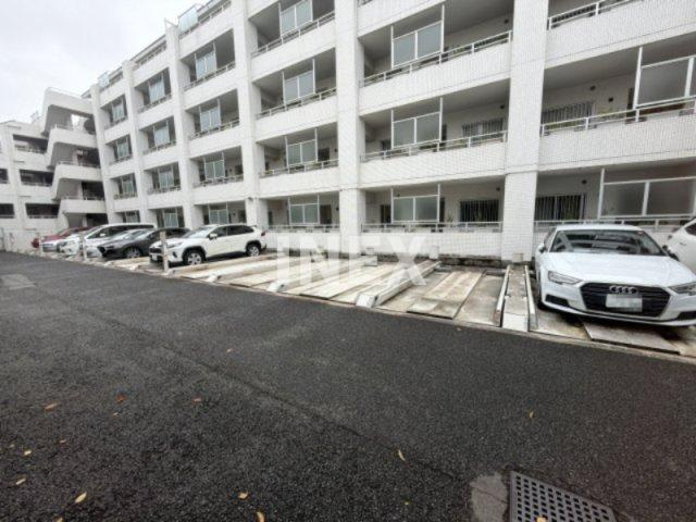 東急ドエル・アルス横浜野毛坂の駐車場