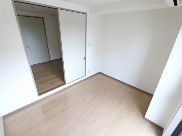 ベイステート安間の洋室