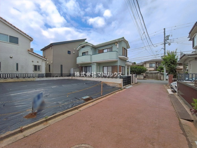 練馬区石神井台2丁目　広々9ｍ間口×整形地　建築条件なし売地の前面道路含む現地写真|車の交通量が少ない静かな立地♪住環境良好で落ち着いた暮らしが叶います♪