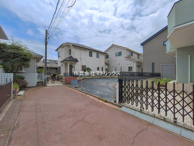 練馬区石神井台2丁目　広々9ｍ間口×整形地　建築条件なし売地の前面道路含む現地写真