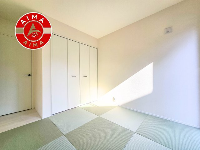 福岡市南区屋形原2丁目第1-4棟（2号棟）の内観：施工例|毎日使うものだから清潔な空間を保ちたい水回り。洗面にはそんな願いを解消させてくれる収納アイディアが満載です。鏡の裏側にはキャビネットが現れ小物から背の高い物まで収納できます。