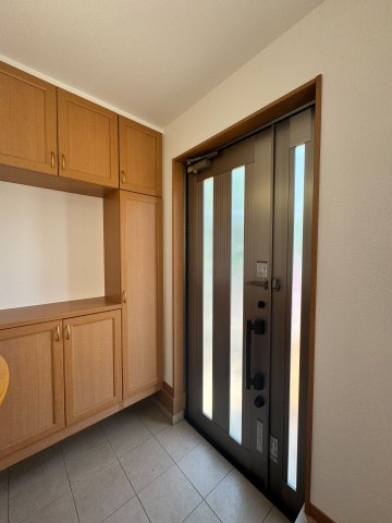 狭山市入間川3丁目中古戸建（リフォーム済）の玄関|玄関には収納力に優れたシューズボックスがございますので、ご家族みんなの靴が十分入ります！靴以外の物も収納して玄関はいつもスッキリです！

