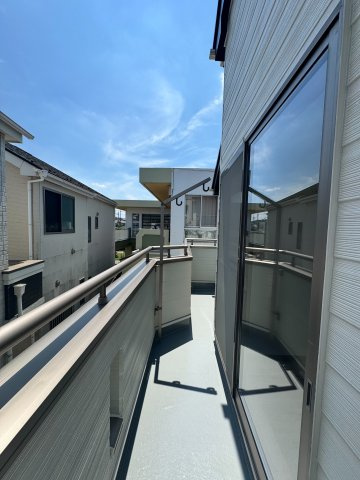 狭山市入間川3丁目中古戸建（リフォーム済）のバルコニー|太陽の光が射し込むバルコニーは、洗濯物を干すのが楽しくなりますね♪