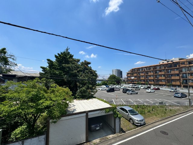 狭山市入間川3丁目中古戸建（リフォーム済）の展望|周囲に高い建物がなくのびやかな眺望が広がる心地よい住環境。窓を開ければ自然の風が通り抜け開放感ある暮らしを楽しめます。

