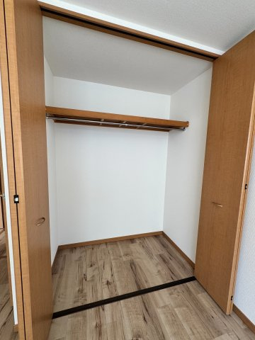 狭山市入間川3丁目中古戸建（リフォーム済）の収納|各部屋にしっかり確保したクローゼット。衣類はもちろん季節物や家族の思い出もすっきり収まり暮らしにゆとりが生まれます。
