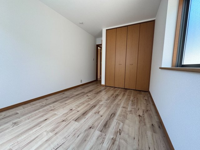 狭山市入間川3丁目中古戸建（リフォーム済）の洋室|シンプルで使い勝手の良い洋室は、家具の配置がしやすく、理想のインテリアを思いのままに楽しめます。プライベート時間を快適に過ごせる心地よい空間です。
