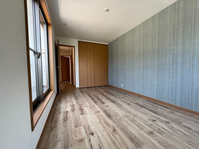 狭山市入間川3丁目中古戸建（リフォーム済）の洋室|光が心地よく入り、明るい印象の洋室。日中の過ごしやすさはもちろん、夜には落ち着いた雰囲気で一日の疲れを癒やしてくれます。多用途に活かせる空間です。
