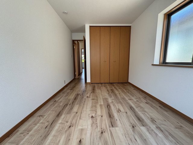狭山市入間川3丁目中古戸建（リフォーム済）の洋室|木の優しい質感が広がる洋室は柔らかな色合いが日常の疲れを癒し、眠る時間も過ごす時間も自然とリラックスできる、安心感のある一部屋です。
