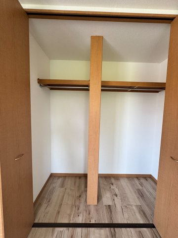 狭山市入間川3丁目中古戸建（リフォーム済）の収納|大きいクローゼットが設置されており、衣類が多いご家庭には最適！