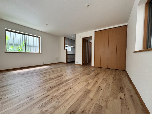 狭山市入間川3丁目中古戸建（リフォーム済）の居間・リビング|開放感と落ち着きが共存するリビングダイニング。くつろぎの時間にも、家族で囲む食事のひとときにもフィットする、バランスの良さが魅力です。どんな家具とも合わせやすく、暮らしの幅がぐっと広がります。
