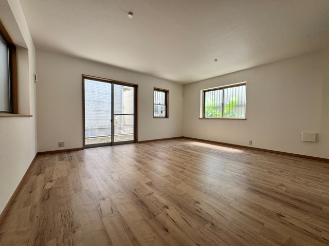 狭山市入間川3丁目中古戸建（リフォーム済）の居間・リビング|木の温もりを感じる心地よいリビング。優しい質感の素材が空間全体を包み込み、家族が自然と集まるあたたかな住まいを演出します。
