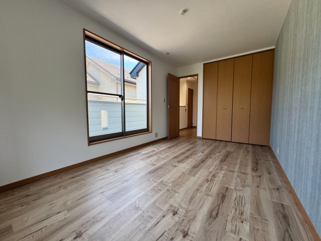 狭山市入間川3丁目中古戸建（リフォーム済）の洋室|毎日の暮らしを快適に整えてくれる、ほどよい広さの洋室。子ども部屋としても書斎としても使える、汎用性の高い一室です。使うほどに愛着が深まります。
