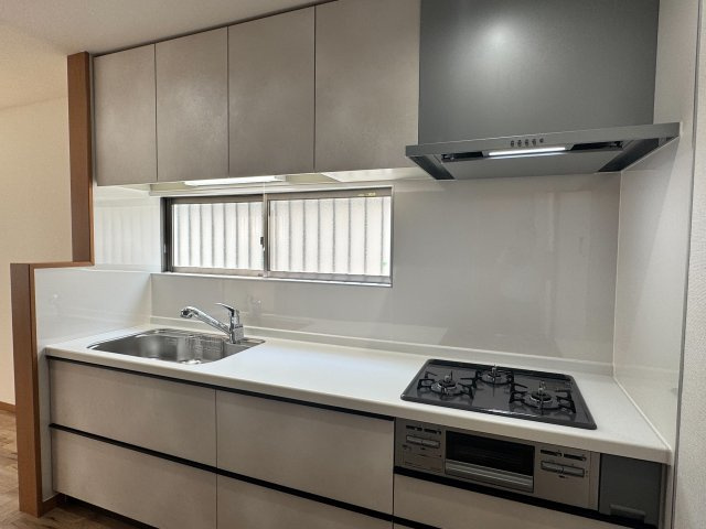 狭山市入間川3丁目中古戸建（リフォーム済）のキッチン|対面キッチン仕様になりお料理をしながらご家族との会話も楽しめます！また、小さなお子様の居るご家庭はお子様の様子を見ながら家事ができるので安心です！
