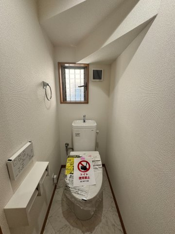 狭山市入間川3丁目中古戸建（リフォーム済）のトイレ|毎日使いやすい便利な仕様の温水洗浄トイレは、掃除がしやすくいつも清潔な空間に保てます♪
