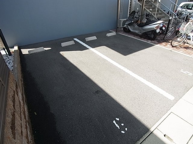 プロヴァンス壱番館の駐車場|敷地内駐車場（サイズは要確認）