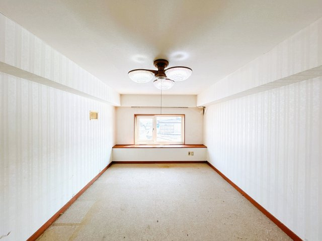 網走市向陽ケ丘５丁目　中古住宅の洋室|【リフォーム前】２階洋室です。フローリング重張、クロス張替致します。
