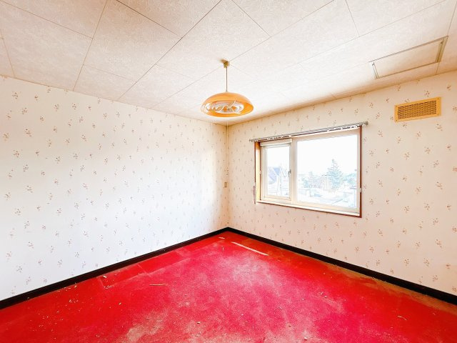 網走市向陽ケ丘５丁目　中古住宅の洋室|【リフォーム前】2階洋室です。フロア重張、クロス張替致します。