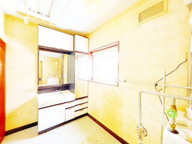 網走市向陽ケ丘５丁目　中古住宅の脱衣所|【リフォーム前】脱衣所別アングルです。