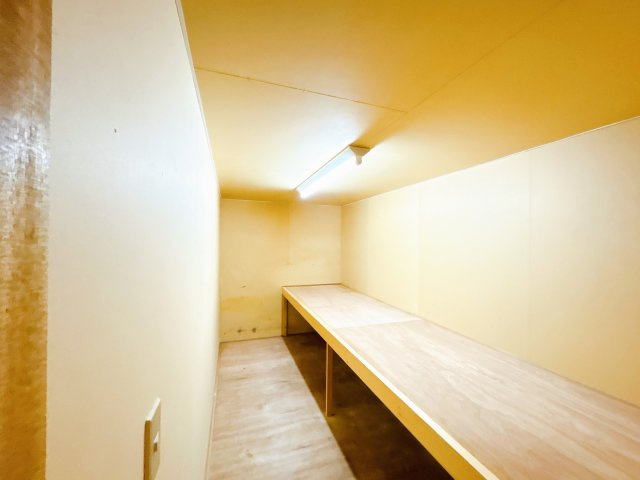 網走市向陽ケ丘５丁目　中古住宅の収納|【リフォーム前】２階納戸です。フローリング重張、クロス張替致します。