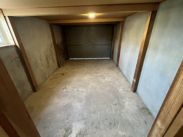 網走市向陽ケ丘５丁目９－1中古住宅の駐車場|インナーガレージ