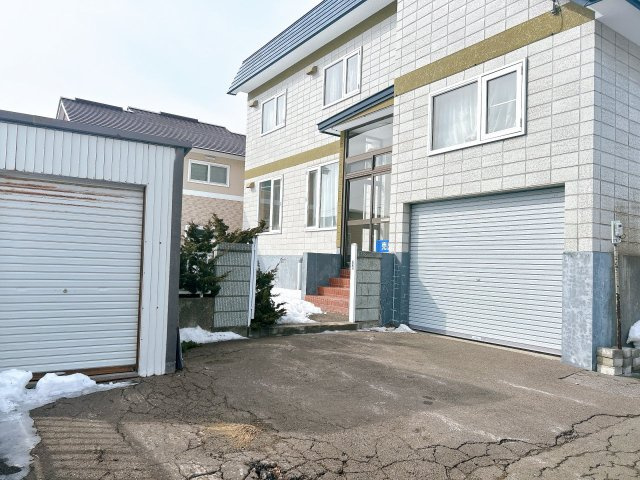 網走市向陽ケ丘５丁目　中古住宅の外観|【リフォーム前】駐車場です。一部擁壁を撤去し拡張致します。