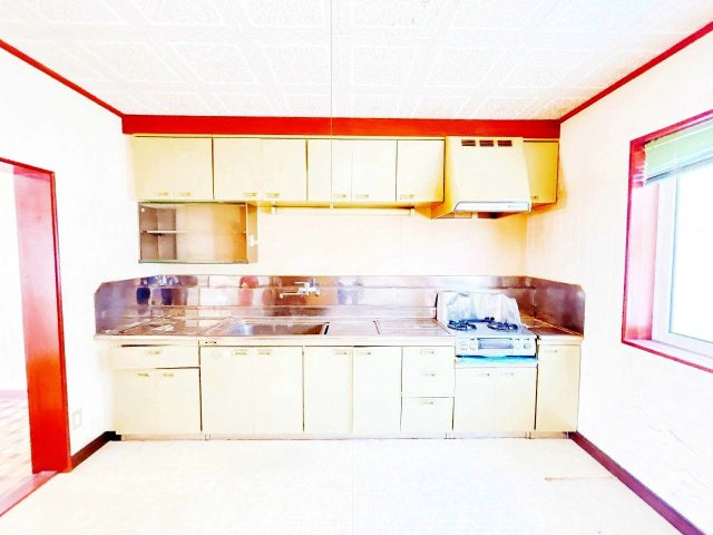 網走市向陽ケ丘５丁目　中古住宅のキッチン|【リフォーム前】キッチンです。新品に交換予定です。