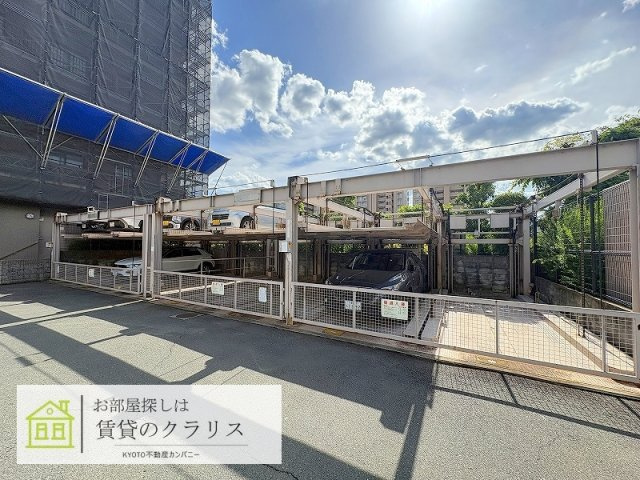 ブレドール向日町東の駐車場