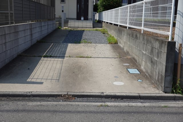 川越市的場新町　3LDKS+カースペース2台付き　戸建貸家の駐車場