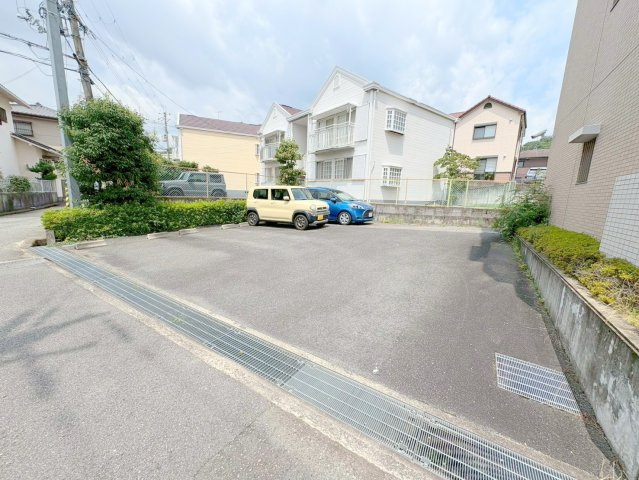 フローラル宝塚の駐車場