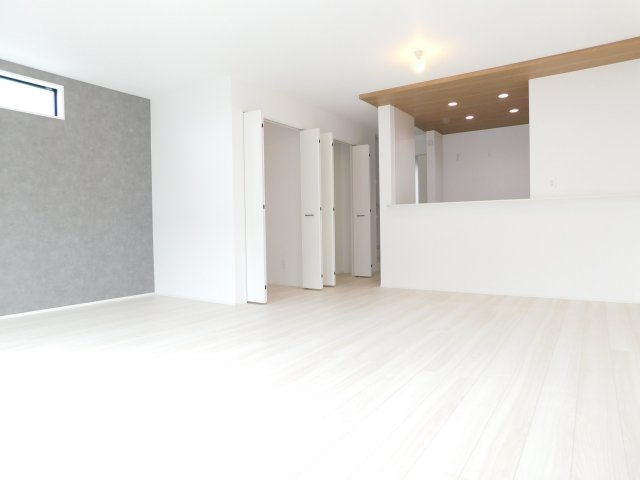 名古屋市港区船頭場１丁目の新築一戸建の居間・リビング|◇リビング◇　　南面で明るいリビング約２０．０帖　収納＋パントリー付き♪