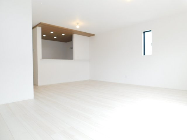 名古屋市港区船頭場１丁目の新築一戸建の居間・リビング|◇リビング◇　　南面で明るいリビング約２０．０帖　会話が弾む対面キッチン♪