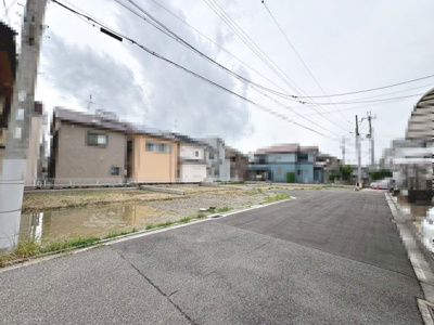 【前面道路含む現地写真】 | 東羽衣６丁目　新築分譲住宅　全４区画 | 【全棟ＬＤＫ約１８帖以上】大きな窓のあるリビングは、陽光あふれる明るい空間です♪居心地良く、ご家族皆がゆったり寛げる憩いの空間となりそうです♪